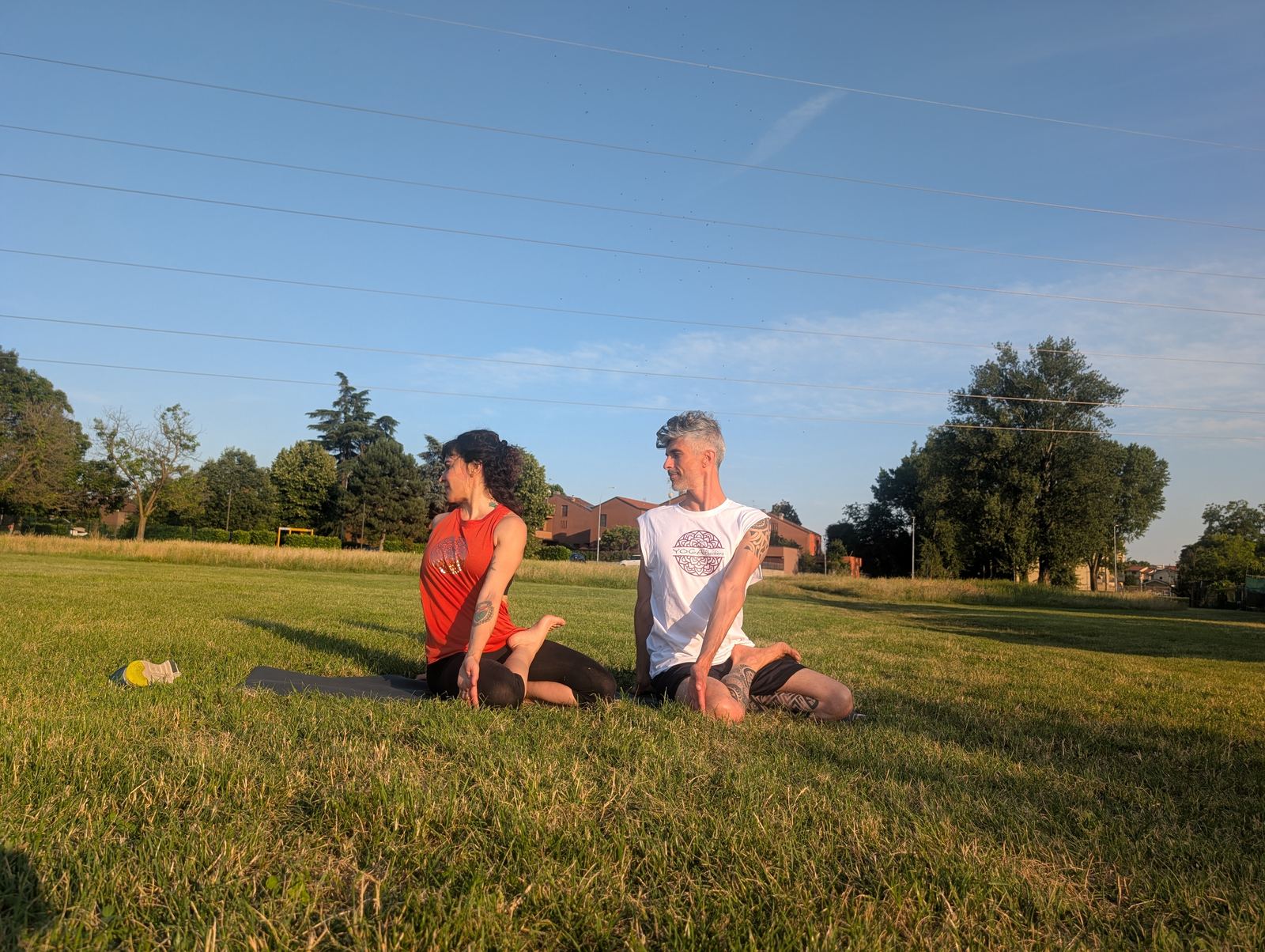 Praticanti durante una posizione di yoga