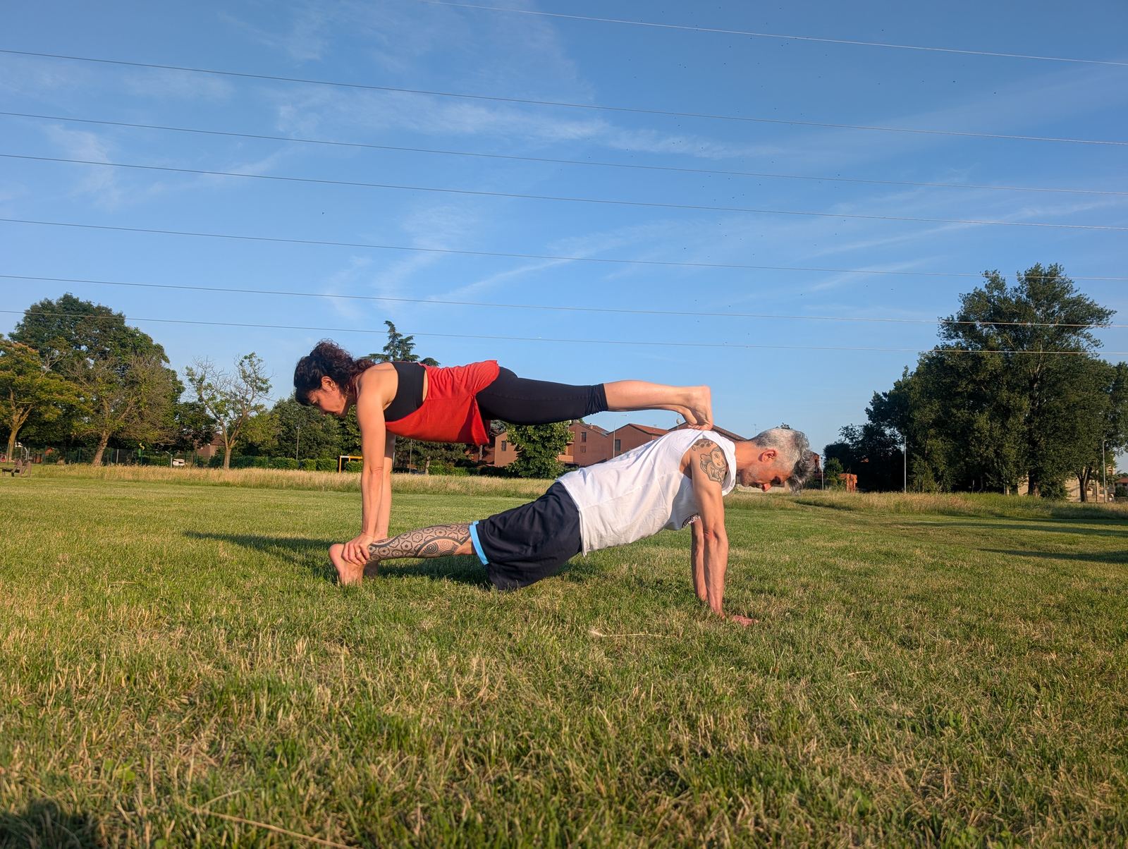 Gruppo di yoga durante la pratica